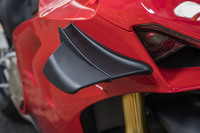 高速走行時の前輪の“浮き”を抑制すべく装着されたウイングレット。強力なダウンフォースに耐えられるよう、ガラス繊維強化熱可塑性樹脂でつくられている。