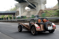 1950年代のスポーツカーからデザインと基本設計を受け継ぎ、他の車種では味わえない運転の楽しさを提供してくれるうえ、一台一台が手作業で製作されるケータハム。今のご時世、これほどぜいたくなクルマはそうそうないだろう。