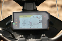 ライダーに走行情報などを伝える5インチのTFT液晶ディスプレイ。表示内容は左グリップのスイッチで切り替える。