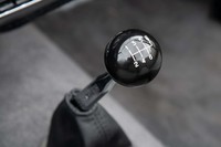 コンティニュエーションモデルの変速機はTREMEC製の6段MT。一方のレストアモデルはZF製4段MTを搭載していた。