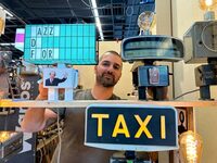 今回は2025年4月にフィレンツェで開催された展示会「MIDA（ミーダ）」の訪問記を。こちらは「ワノス・ウッド＆デザイン」を主宰するマッテオさん。