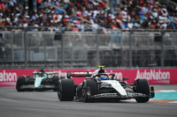 アルファタウリの角田裕毅（写真前）は、今季3回目の11位でレースを終えた。オーストラリアGP、アゼルバイジャンGPと2戦連続で10位入賞と波に乗っていたのだが、マイアミGPでは初日からペースが伸びずに下位をうろつくことになり、予選では初めてチームメイトのニック・デ・ブリースに先を越され17位だった。しかしレースとなると、今年度々見られた安定感と粘り強い走りを披露。スタートからハードタイヤで35周を走り8位、タイヤ交換後もアレクサンダー・アルボンのウィリアムズやバルテリ・ボッタスのアルファ・ロメオを抜き去り、入賞権を走る10位マグヌッセンまであと1.3秒というところでチェッカードフラッグが振られた。デ・ブリースは予選15位から18位完走。（Photo=Getty Images / Red Bull Content Pool）