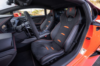 シートはアルカンターラと本革のコンビネーションデザインを採用。試乗車のヘッドレストにはエンブレムの刺しゅうが施されていたが、こちらはオプションアイテムとなる。