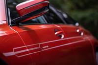 ブランドの伝統を受け継ぐデコレーションストライプ「アルピナデコセット」は標準装備となるアイテムで、ゴールドとシルバー（写真）の2色から選択できる。今回の試乗車は、オプションの外装色「サンセットオレンジ」（18万円）をまとっていた。