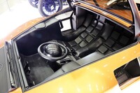 「ランチア・ストラトス ゼロ」のコックピット。通常のドアはなく、フロントガラスを開けて乗降する。3ペダルのMT仕様であることが、つくられた時代を感じさせる数少ない部分。