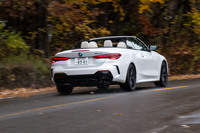 足まわりには減衰力可変式の「Mアダプティブサスペンション」を装備。どっしりと構えているのに、ステアリング操作に対する反応は素早い。