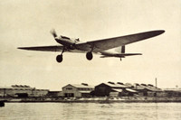 瓦斯電は航空機事業において、エンジンのみならず機体の製造にも乗り出す。写真は1938年に長距離飛行の世界記録を樹立した「航研機」。東京帝国大学航空研究所が開発したもので、瓦斯電が製作を担った。