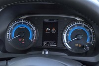 メーターパネルは、オーソドックスな2眼タイプ。クリーンな印象を与えるブルーのカラーリングが採用されている。