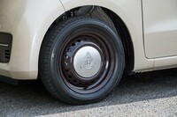 「コーディネートスタイル」専用のディッシュ型ホイール。ブラウンペイントのスチールホイールにシルバーのキャップを組み合わせている。