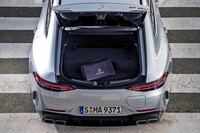 荷室の深さはやや浅め。フロアの形状はフラットではなく段差がある。