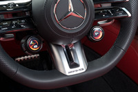 ステアリングホイールに備わる、ドライブモードなどの切り替えスイッチ。ドライブモードセレクターの「AMGダイナミックセレクト」には、「エレクトリック」「コンフォート」「バッテリーホールド」「スポーツ」「スポーツプラス」「スリップリー」、そしてカスタマイズモードの「インディビジュアル」の、計7つのモードが用意されている。