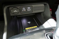 スマートフォンの非接触充電トレーは上級グレード「EX」のみに備わる。