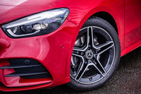 オプションの「AMGラインパッケージ」を選択すると225/45R18サイズのタイヤと18インチの「AMG 5ツインスポークアルミホイール」が採用される。今回の試乗車は「ブリヂストン・トランザT005」タイヤをセットしていた。