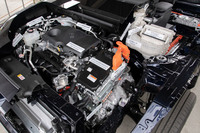 パワーユニットは、「RAV4」のハイブリッドシステムをベースに充電機構を追加するとともに、高出力化が図られている。