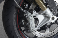 ブレーキは前後ともにブレンボ製で、前がφ320mmのツインディスクとラジアルマウントの4ピストンキャリパー、後ろがφ260mmのディスクと2ピストンキャリパーの組み合わせとなる。