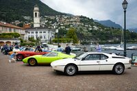 プレリュードツアーにBMWが持ち込んだ、各時代のクラシックカーとともに並ぶ「ランボルギーニ・ミウラ」。