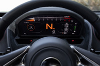 メーターパネルは可動式。写真は通常のフルディスプレイでトラックモードを選択したときの表示。