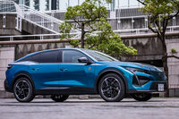 挑戦的なデザインの「プジョー408」。サイドビューではシャープなキャラクターラインが目を引くが、リアタイヤへ向けて緩やかに下降していくリフレクションも、大きな特徴となっている。（写真：花村英典）