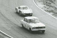 式場壮吉の「ポルシェ904」を従えて走る、生沢 徹の「プリンス・スカイラインGT」。