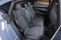 後席の定員は3人。左右席には大きめのサイドサポートが備わっている。