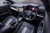 センターコンソールが運転席側に向けられた、最新のアウディ車に共通するドライバーオリエンテッドなコックピットデザインを採用。