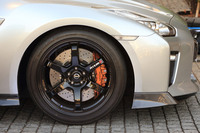 「NISMO」と同じレイズ製鍛造アルミホイール。フロントのホイールサイズは20×10Jと、標準仕様の20×9.5Jよりリムがワイドになっている。よりサイズの大きな高剛性ハブボルトの採用も、同グレードの特徴。