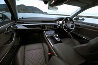 広々とした室内は、水平基調の洗練されたデザインにより、さらなるゆとりが感じられる。