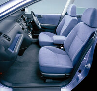 エンジンルームを縮小し、室内空間を広げたのが7代目の特徴。フラットな床面と背高なボディー形状により、左右はもちろん、前後席間のウオークスルーも可能だった。