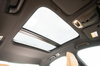 試乗車にはサンルーフや19インチアルミホイール、ステアリングホイールヒーター、合皮張りのダッシュボードなどからなる、オプションの「プラス・パッケージ」が採用されていた。