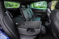 クラス最大がうたわれる後席スペース。背もたれには60：40の分割可倒機構が備わる。センターコンソールの後方に、後席用となる6.5インチのタッチ式エアコン操作パネルが組み込まれている。