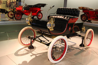 「オールズモビル・カーヴドダッシュ」。写真の個体はトヨタ博物館の所蔵車で、1902年型。