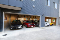 ガレージの内部も極めてシンプル。必要最低限なモノしか置いてない。左の壁に掛かるのはジャン・アレジのサイン入りフェラーリF1のリトグラフ、右側のポスターは日本で開催されたイタリア展のもの。