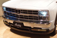 どこか懐かしい、「ミツオカ・バディ」のハーモニカ型グリル。ウインカーはバンパーより下方、ロアグリルの左右にレイアウトされている。