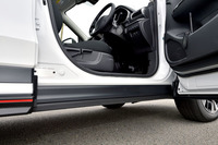 サイドドアの下端がサイドシルを覆う構造になっている。こうすることにより、乗員が降車する時、ズボンの裾が汚れにくくなるなどの利点が生まれる。