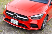 「Aクラス」とは異なるヘッドライトデザインを採用する「Bクラス」。前走車や対向車を感知し、最適な照射を行うLEDヘッドライト＆アダプティブハイビームアシスト・プラスは、パッケージオプション「AMGライン」に含まれる。