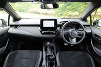 インテリアの基本デザインには、従来型から大きな変更はない。最新モデルには専用セミバケットシートやウルトラスエード巻き3本スポークステアリングホイール、同じくウルトラスエード巻きシフトノブなどをセットにした日本仕様車限定のオプション「スポーツパッケージ」も用意されるが、今回の試乗車には装着されていなかった。