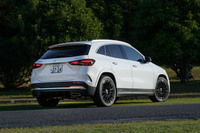 2025年6月に発売された「メルセデス・ベンツGLA」の2グレード「GLA180アーバンスターズ／GLA200d 4MATICアーバンスターズ」。人気のオプション装備を標準で採用したもので、AMGモデルを除くと、現在はこの2グレードのみがラインナップされる。