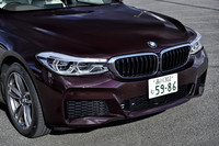 ステアリングの動きに合わせてヘッドライトの角度を自動制御する「アダプティブLEDヘッドライト」を標準装備。灯火類はすべてLEDとなっている。キドニーグリルは最新モデルとは異なり、メッキベゼルが左右で独立した従来型デザインが採用されている。