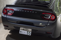 テールランプを丸目2灯式にしなかったのは、モチーフが特定されることを避けたかったためだろうか。ランプ間のマットな樹脂パネルには大きな「MITSUOKA」ロゴが貼られている。