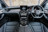 「本革仕様」のコックピット。中央には「コマンドシステム」を搭載した、8.4インチワイドディスプレイが収まる。