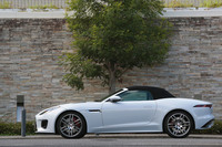 日本では2013年5月に「ジャガーFタイプ」の名でデビューした「Fタイプ コンバーチブル」。今回は2017年9月に追加された2リッター直4ターボモデル（2018年型）に試乗した。現在店頭では、さらにインフォテインメントシステムの機能を強化した2019年型の販売も始まっている。