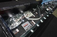 会場に展示された80型「スープラ」の復刻パーツ。写真手前のヘッドランプユニット（黄ばみ対策済み）の価格は13万2000円。