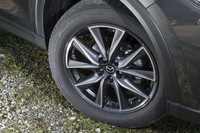 「25S Lパッケージ」では、19インチタイヤが標準となる。テスト車には「トーヨー・プロクセスR46」が装着されていた。