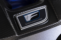 エンジンカバーには「Specially Assembled by LEXUS」のプレートが貼られる。