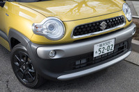 丸いヘッドランプや横一文字のバンパー装飾パネルなど、文字にすると軽乗用車「ハスラー」に通じるデザインをいくつも挙げられるが、抑揚のあるボディーのパネル構成もあって、実車を前にしての印象は両モデルで大きく異なる。