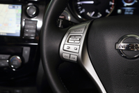 マルチインフォメーションディスプレイの表示を切り替えるステアリングスイッチ。右側にはクルーズコントロールのスイッチが備わっている。
    