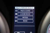 メーター中央に表示される「マルチテレインセレクト」の画面。走行モードはステアリングホイールのスイッチで選択できる。