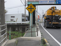 国道の歩道は、このように突如なくなることがある。その場合、前方の歩道橋で反対に逃げるには、ガードレールと車道の間を抜けなくてはならない。お年寄りには大変だろうと思う。