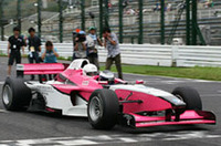 ピットウォーク時には、フジテレビのF1放送20年目を記念して、2人乗りフォーミュラGP20が登場。お笑いコンビ「スピードワゴン」の井戸田潤を乗せ疾走した。マシン後方で見守る相方の小沢一敬(右端)もスタートするマシンのエンジン音にたまらず耳をふさぐ。