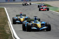 このGP前、サスペンションの“マス・ダンパー”が禁止となったことで、同技術を得意としたルノーに視線が集まったが、サスペンションに加えタイヤにも問題があったようだ。フェルナンド・アロンソ（写真2台目）、苦しい週末で5位入賞、4点を追加。ポイントリーダーに何とか踏みとどまっているが……。（写真＝Renault）